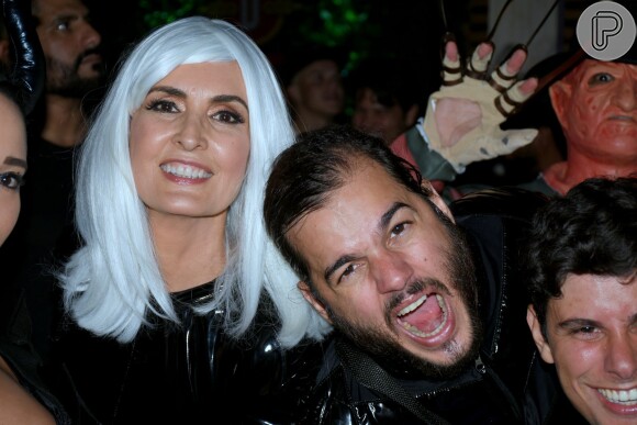 Fátima Bernardes usa peruca branca em fantasia para festa de carnaval nesta sexta-feira, dia 07 de fevereiro de 2020