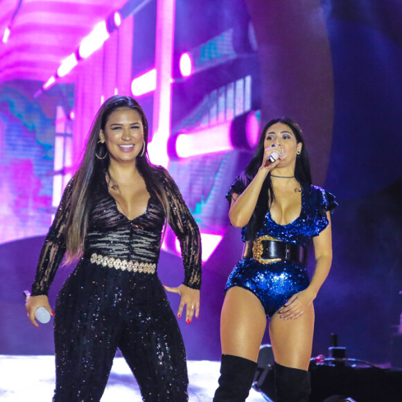 Antes, Simaria se apresentou com a irmã, Simone