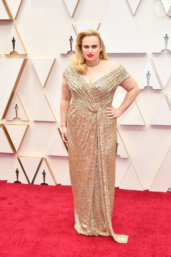 No Oscar 2020, Rebel Wilson atraiu olhares ao desfilar sobre o red carpet exibindo a nova silhueta a bordo de um vestido decotado de brilhante