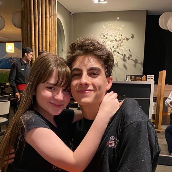 Lucas Burgatti explicou que não iria conseguir se encontrar com Sophia Valverde no aniversário de 6 meses de namoro