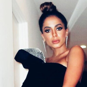 Anitta passa por apuro fashion com look grifado em festa com Snoop Dog. Veja vídeo postado pela cantora nesta segunda-feira, dia 10 de janeiro de 2020