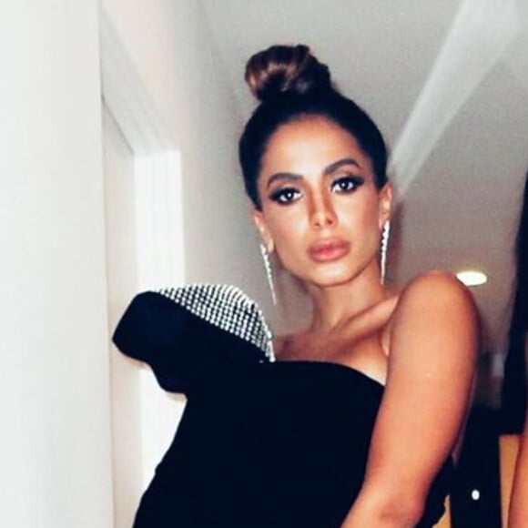 Anitta passa por apuro fashion com look grifado em festa com Snoop Dog. Veja vídeo postado pela cantora nesta segunda-feira, dia 10 de janeiro de 2020