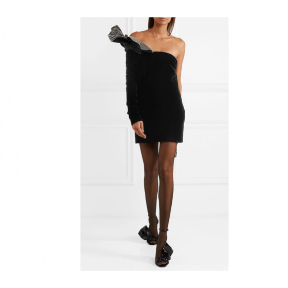O vestido usado por Anitta é da Saint Laurent e custa cerca de R$ 21 mil
