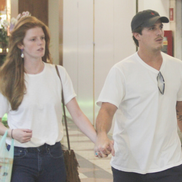 Romulo Neto combina camiseta sem estampa, calça jeans e tênis branco com Sonia Potocki em passeio