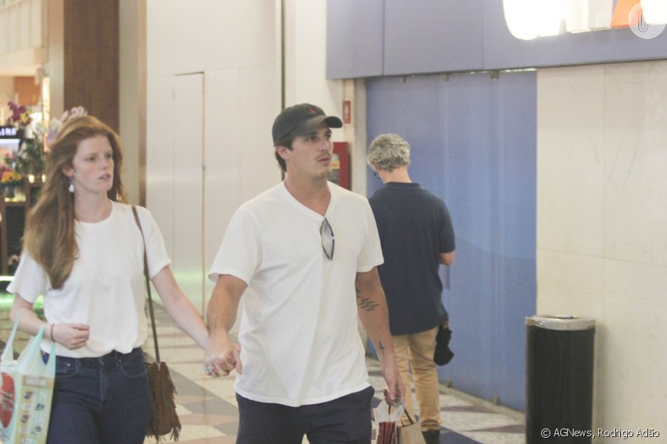 calça jeans com tênis branco