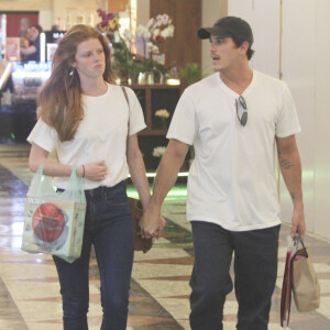 Romulo Neto e Sonia Potocki chamam atenção ao combinarem look em passeio pelo shopping