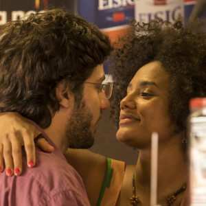 Nos próximos capítulos da novela 'Amor de Mãe', Thelma (Adriana Esteves) engravida em barriga de aluguel do filho de Camila (Jéssica Ellen) e Danilo (Chay Suede)