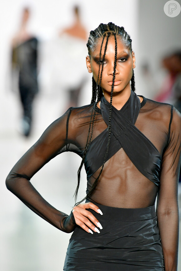 Polêmica na moda: trança minimalista está em alta passarela do NYFW