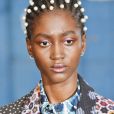 Polêmica na moda: pérolas no cabelo bombou na passarela do NYFW