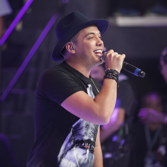 Wesley Safadão não escondeu a surpresa ao ver um fã pedindo a namorada em casamento na sua frente