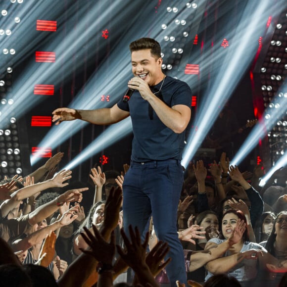 Wesley Safadão fez votos de sucesso para o casal que ficou noivo no camarim de seu show