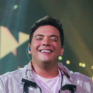 Wesley Safadão não escondeu a surpresa e emoção ao ver o casal de fãs ficando noivo