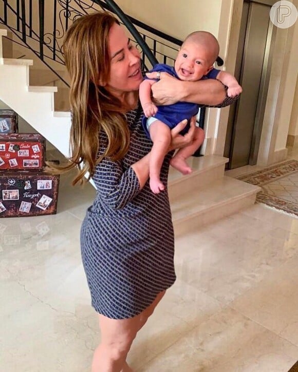 Zilu Godoi ficou com o neto Joaquim e mandou foto do bebê para Camilla Camargo