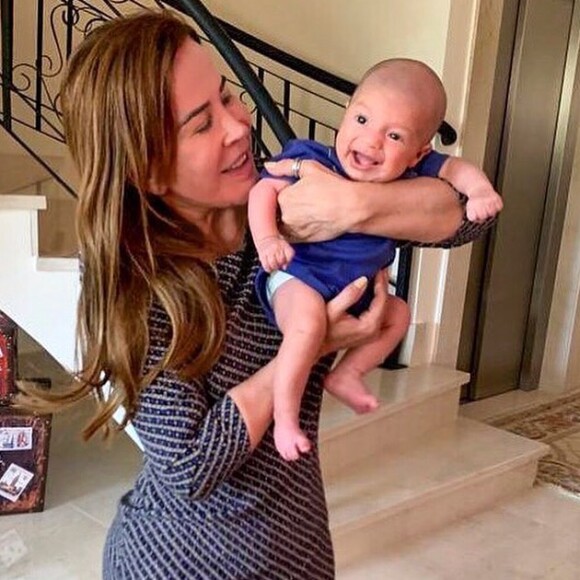 Zilu Godoi ficou com o neto Joaquim e mandou foto do bebê para Camilla Camargo