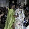 Moda empoderada: modelo recebeu ajuda durante o London Fashion Week