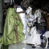 Sororidade na moda: modelo tropeça e recebe ajuda de mulheres durante o desfile da Halpern no LFW