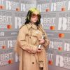 A cantora Billie Eilish apostou em um look volumosos e bege no BRIT Awards