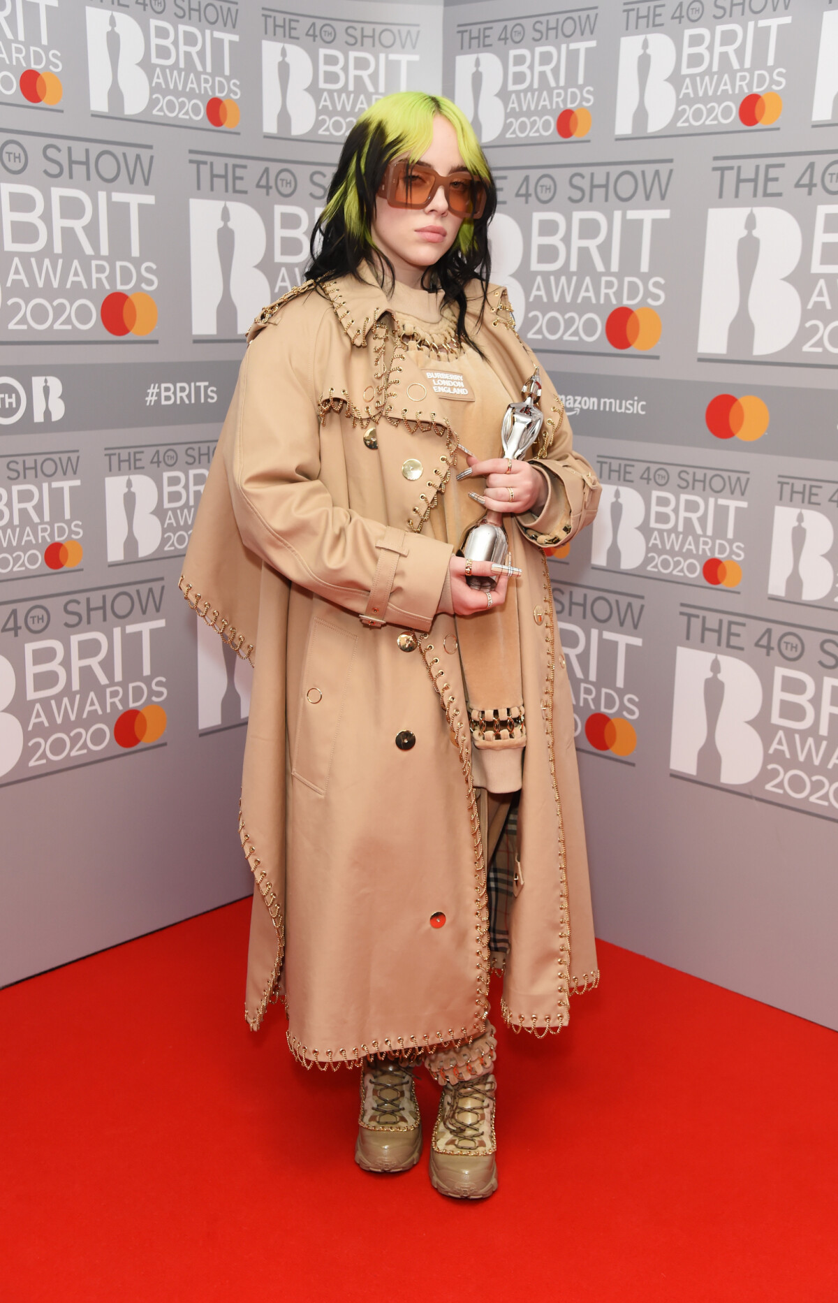 Foto: A cantora Billie Eilish apostou em um look volumosos e bege no BRIT  Awards - Purepeople