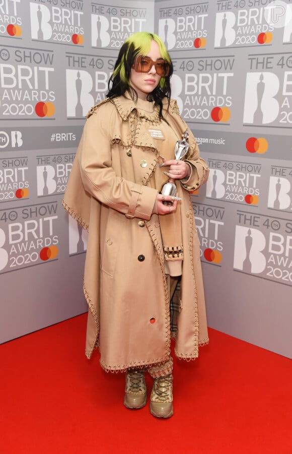 A cantora Billie Eilish apostou em um look volumosos e bege no BRIT Awards