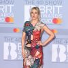O look usado por Ellie Goulding no BRIT Awards aliava transparência e tons fortes