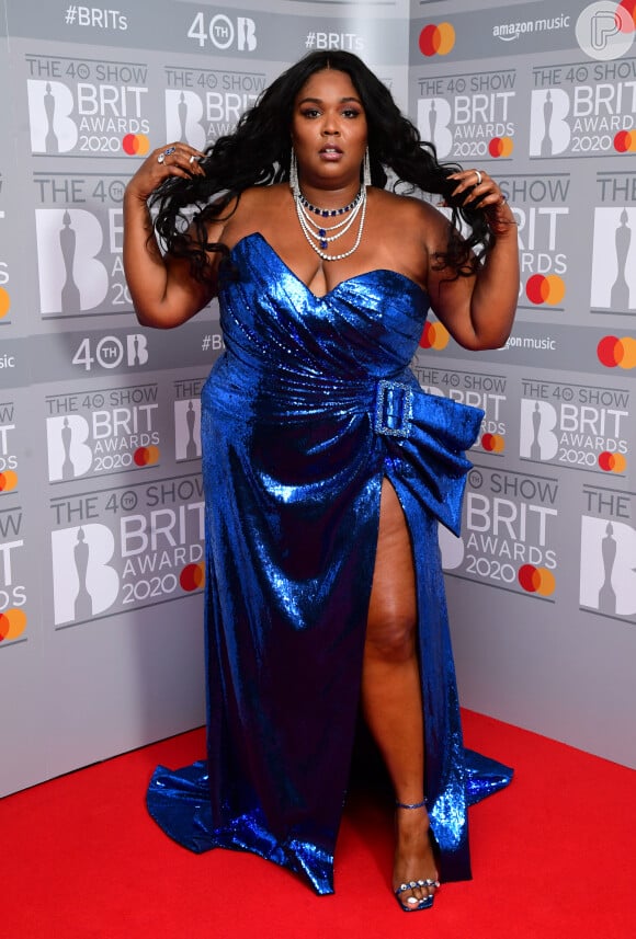 Em seguida, Lizzo atendeu à imprensa no BRIT Awards com com look azul metalizado