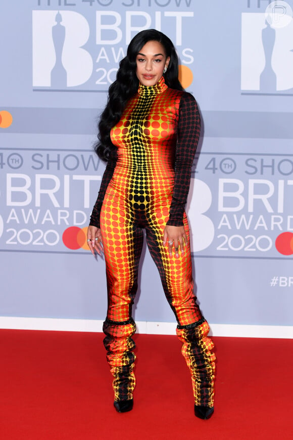 O look multicolorido e nada básico da cantora Jorja Smith atraiu flashs no BRIT Awards