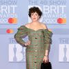No BRIT Awards, Annie Mac aliou xadrez, mangas bufantes e decote ombro a ombro 