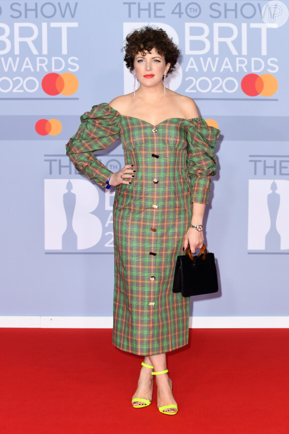 No BRIT Awards, Annie Mac aliou xadrez, mangas bufantes e decote ombro a ombro 