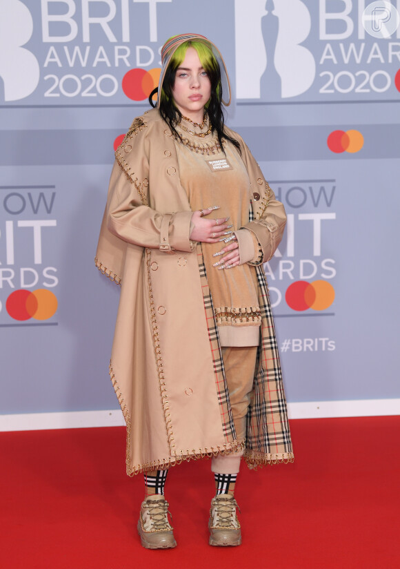 Billie Eilish foi uma das celebs que apostou no volume em seu look