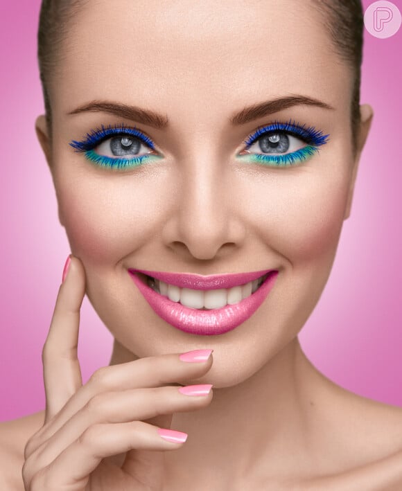 O degradê de cores nos olhos é uma boa pedida para quem quer uma maquiagem de Carnaval prática e original