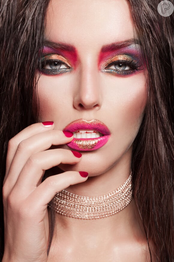 A maquiagem metalizada traz um efeito brilhoso para o seu look de Carnaval, além de ser mais fácil de tirar do que o glitter