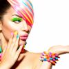 Para deixar a produção de Carnaval mais chamativa, invista na combinação de cores vibrantes na maquiagem e na fantasia