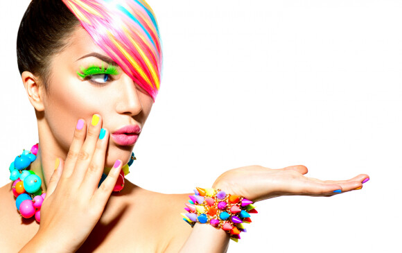 Para deixar a produção de Carnaval mais chamativa, invista na combinação de cores vibrantes na maquiagem e na fantasia