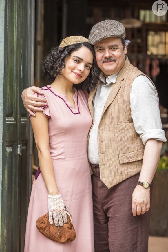 Filha de Afonso (Cássio Gabus Mendes), Inês (Carol Macedo) assume romance com Lúcio (Jhona Burjack) na novela 'Éramos Seis'