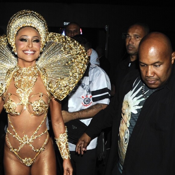 Sabrina Sato posa antes de desfile da Gaviões da Fiel