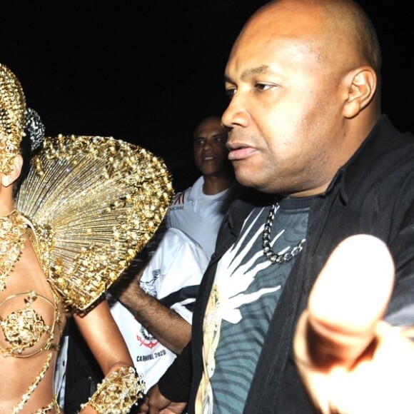 Sabrina Sato usou fantasia metálica em desfile da Gaviões da Fiel