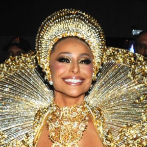 Sabrina Sato usa fantasa dourada à frente da bateria da Gaviões da Fiel, em 23 de fevereiro de 2020