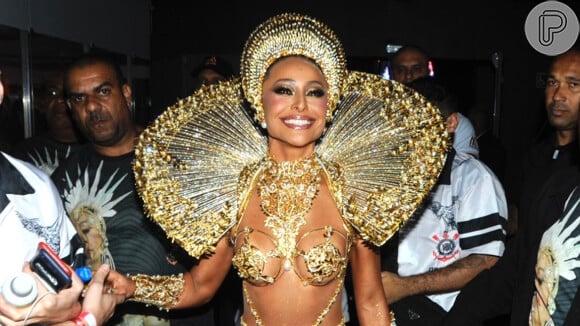 Sabrina Sato usa fantasa dourada à frente da bateria da Gaviões da Fiel, em 23 de fevereiro de 2020