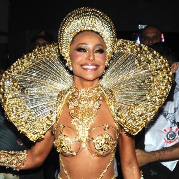 Sabrina Sato usa fantasa dourada à frente da bateria da Gaviões da Fiel, em 23 de fevereiro de 2020