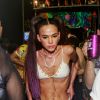 Bruna Marquezine apota em body chain em look de Carnaval
