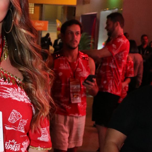 Look de Suzanna Freitas: filha de Kelly Key usou abadá, short jeans curto e bota branca cano curto