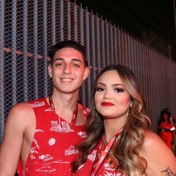 Suzanna Freitas se divertiu com namorado na Marquês de Sapucaí