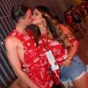 Suzanna Freitas trocou beijo com namorado, Gabriel Simões, na Marquês de Sapucaí
