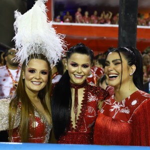 Maiara e Maraisa prestigiaram a primeira noite de desfiles do Grupo Especial do Rio de Janeiro