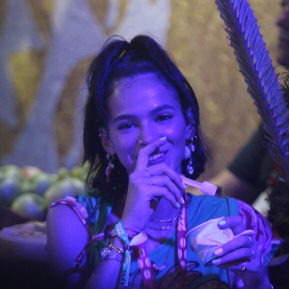 Bruna Marquezine é flagrada sorridente em camarote.