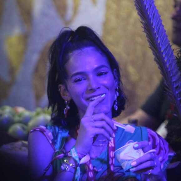 Bruna Marquezine aperece sorridente e feliz em camarote de Salvador.