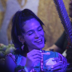 Bruna Marquezine se diverte e curte o carnaval de Salvador com muita animação.