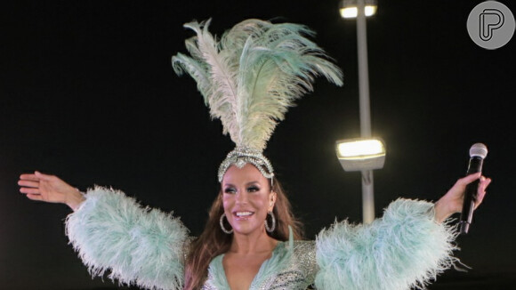 Ivete Sangalo apostou em um look brilhante, decotado e com plumas para seu último dia de Bloco Coruja nesta segunda-feira de carnaval, 24 de fevereiro de 2020