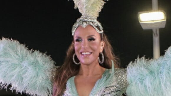 Ivete Sangalo aposta em look com decote e plumas para bloco de carnaval. Fotos!