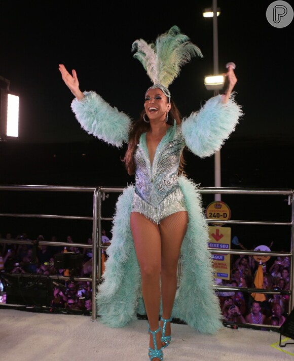 Ivete Sangalo apostou em um look com decote, e muito brilho e plumas para seu último dia de Bloco Coruja nesta segunda-feira de carnaval, 24 de fevereiro de 2020